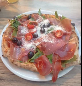 Domaća pizza s pršutom iz krušne peći - Bistro Klaudia Banjole