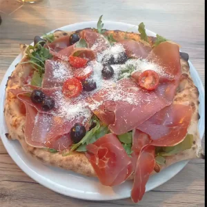 Domaća pizza s pršutom iz krušne peći - Bistro Klaudia Banjole
