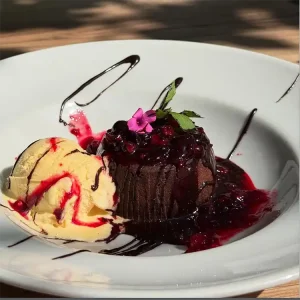 Čokoladni lava kolač sa sladoledom - Bistro Klaudia Banjole