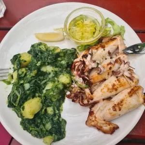 Lignje na žaru s blitvom i krumpirom - Bistro Klaudia Banjole