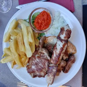 Miješano meso s roštilja i pomfrit - Bistro Klaudia Banjole